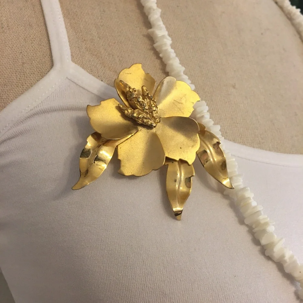 Vintage 80s gold tone flower brooch